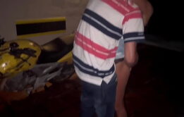 Casada safada é macetada pelo vizinho motoboy na garagem em HD