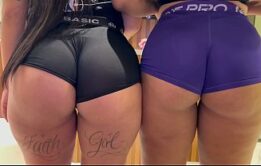 Aproveitei que meu amigo saiu &comma; e comi a mulher dele junto com minha namorada